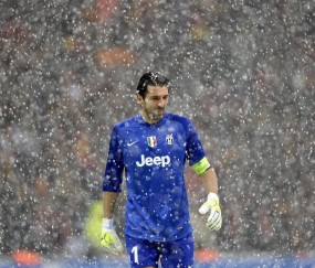 开云下载-西决生死战焦点战，尼克斯碾压开拓者，坚韧防守铸就历史性胜利