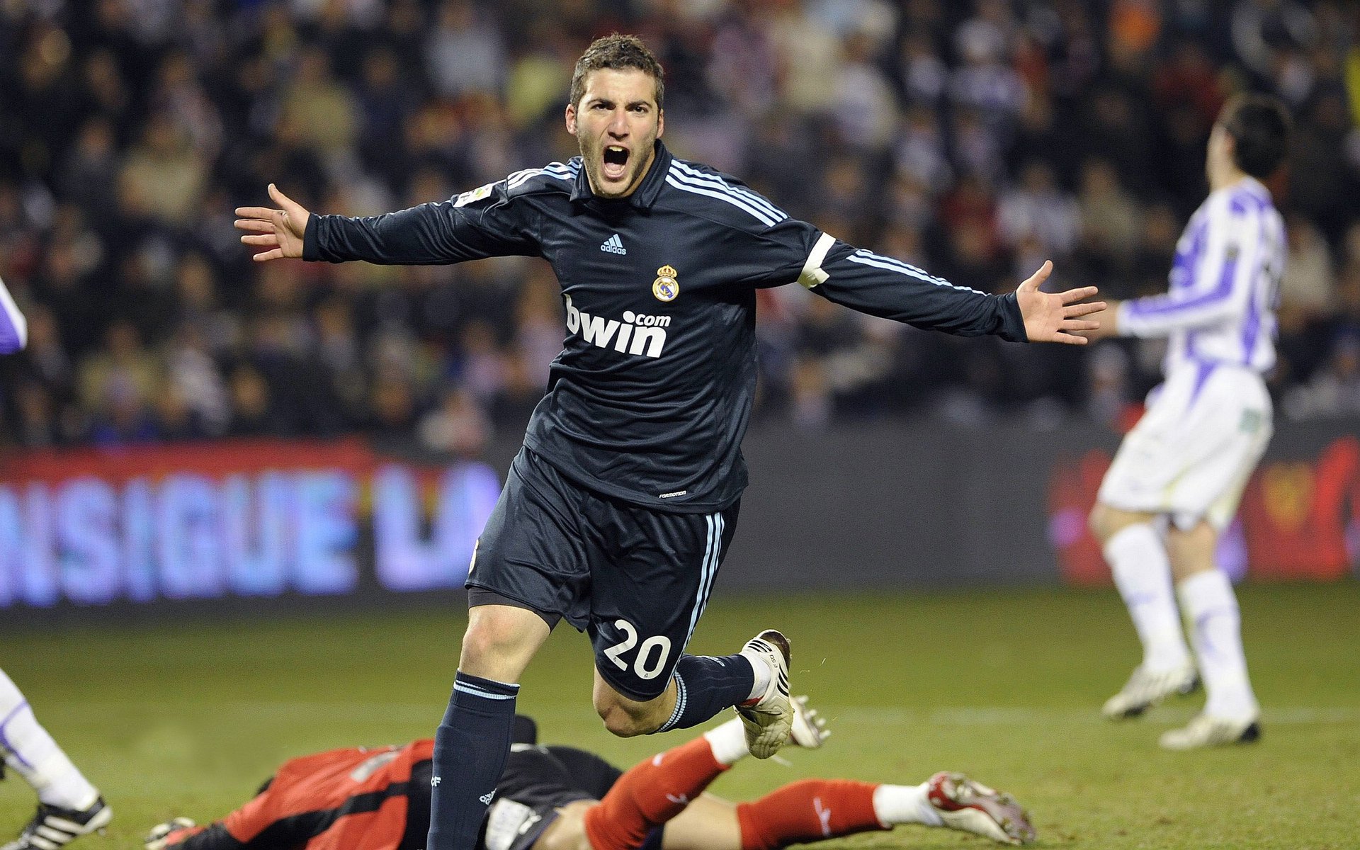 牙买加绝杀英格兰,莱奥在德甲争冠战接管比赛,体育的小国叙事与全球新秩序