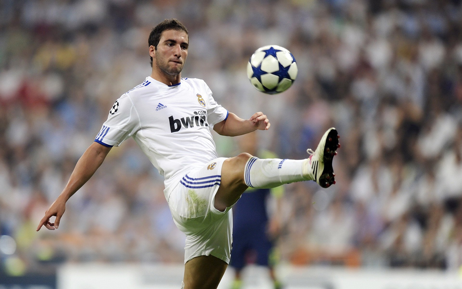 欧冠半决赛焦点战，秘鲁冲垮马里，当足球成为第三世界的战争